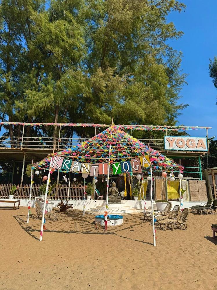 Kranti Yoga Tradition - Beach Resort Patnem Beach Bagian luar foto